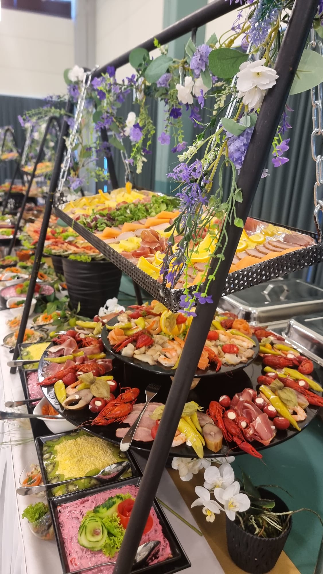 Festliches Buffet mit Fingerfood-Gläsern und Etageren