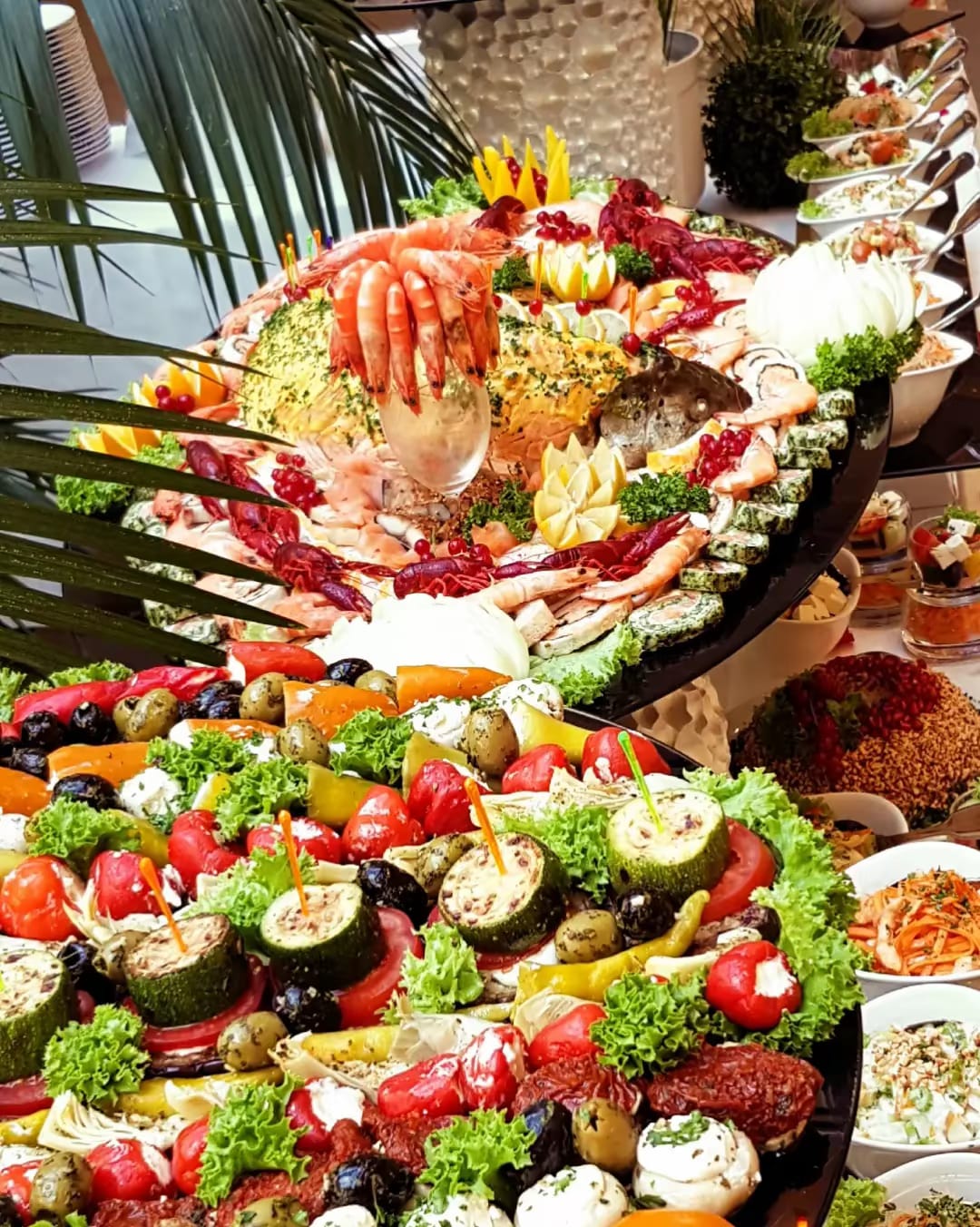 Kaltes Buffet mit Meeresfrüchten und Antipasti
