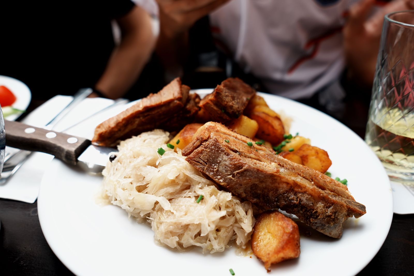 Krustenbraten mit Sauerkraut und Kartoffeln