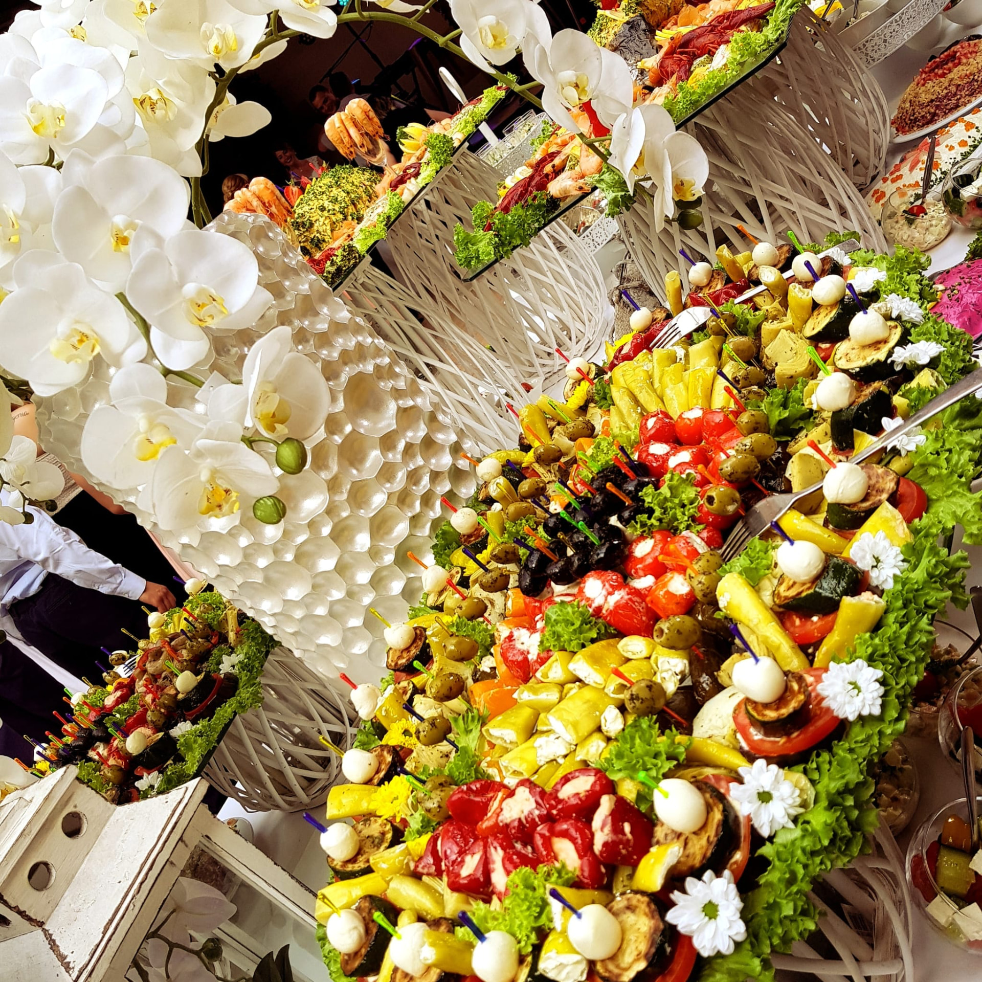 Buffet mit Orchideen und Antipasti-Platten