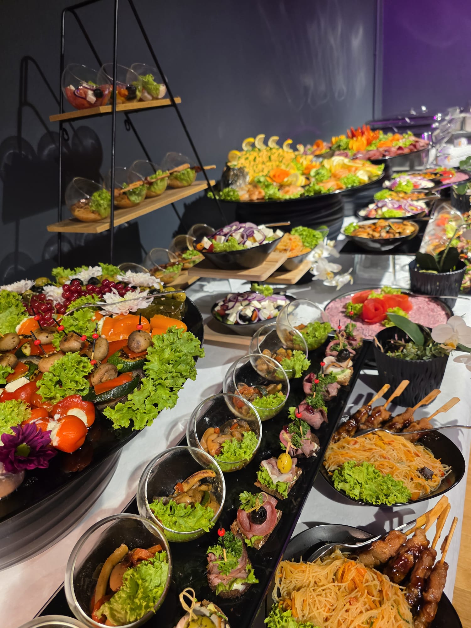 Festliches Buffet mit Fingerfood-Etageren