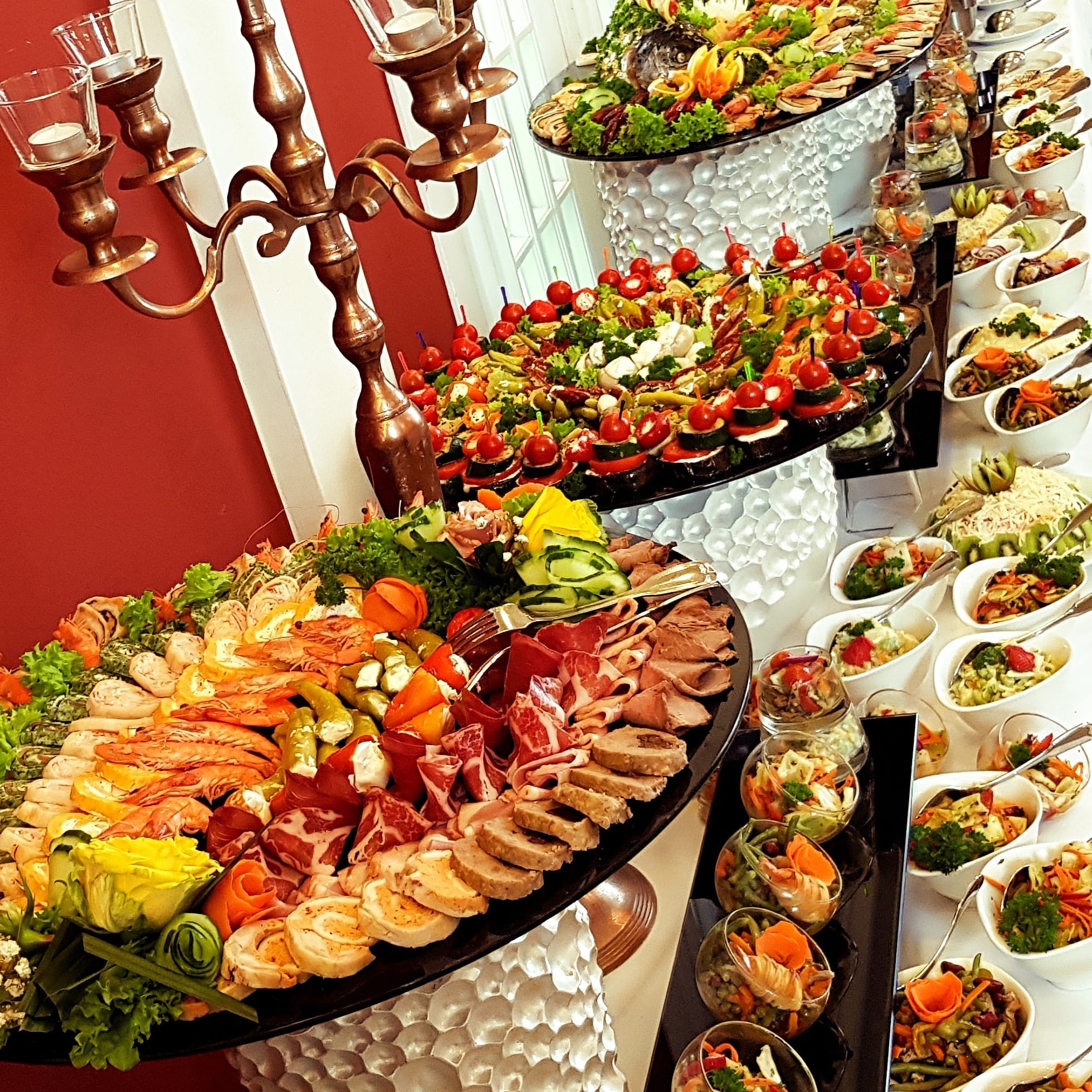 Buffet mit Vorspeisenplatten und Salatschalen